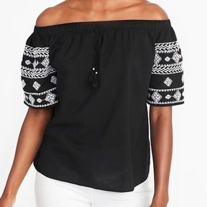 NWT Off-the-shoulder Embroidered Top Black & White size S
